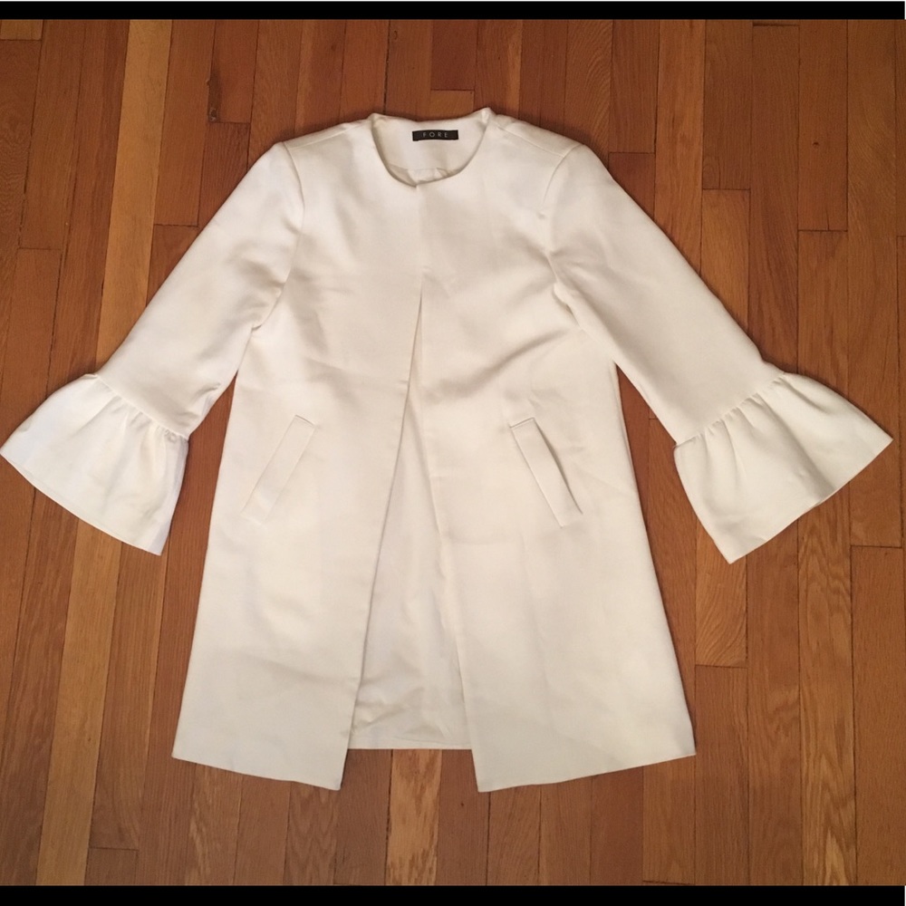 White mid-length blazer/car coat w/bell sleeves